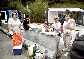 Una familia portuguesa aprovecha la parada en Oiartzun para almorzar.