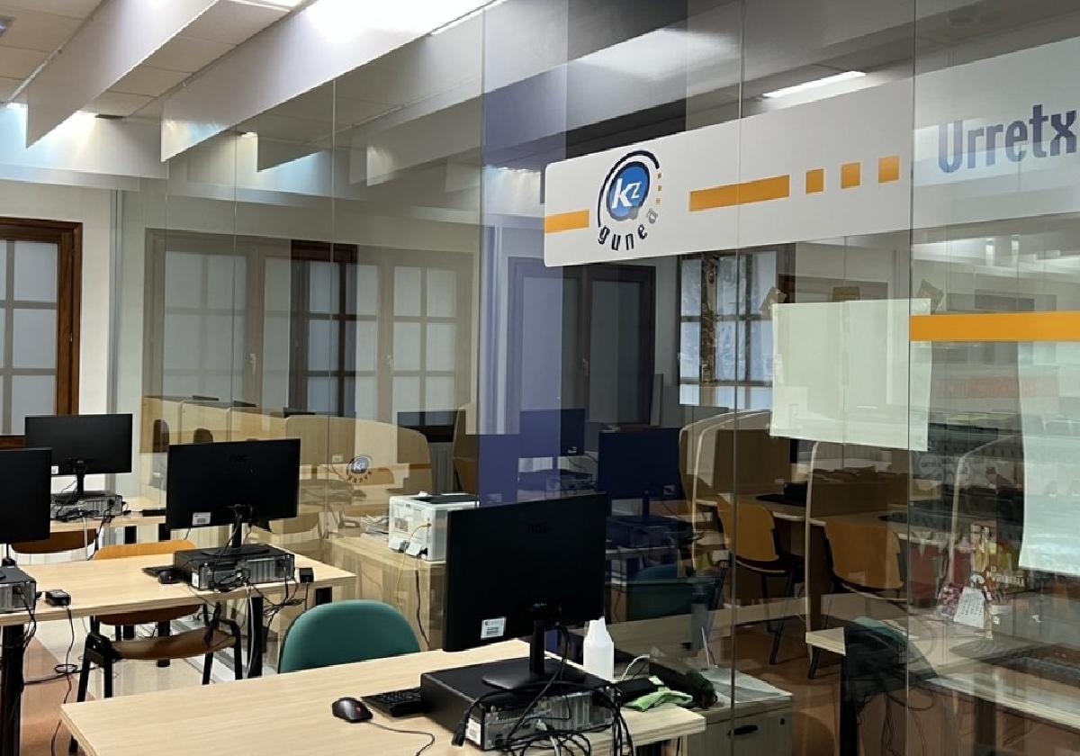 Instalaciones de KZgunea, ubicadas en la biblioteca municipal de Urretxu.