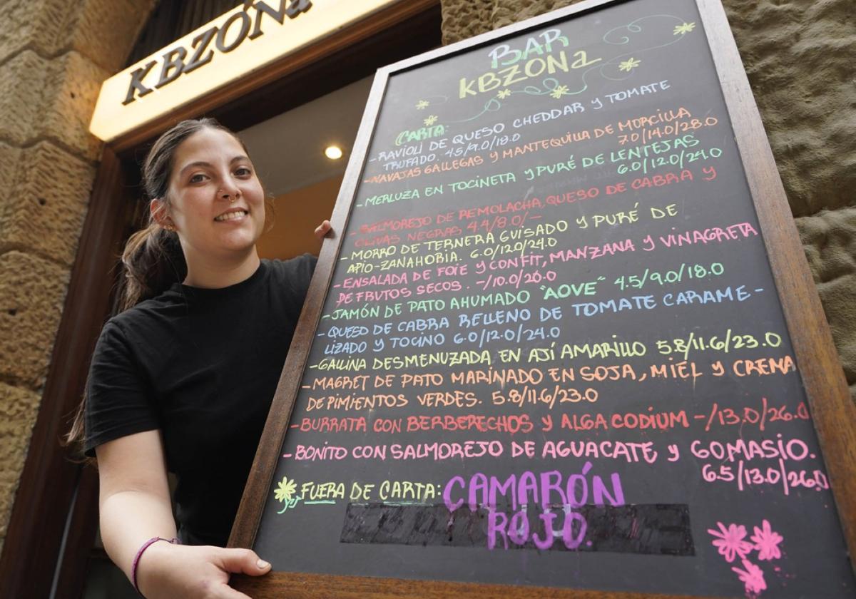 Las cinco de la tarde. Tras el fragor de las primeras horas de servicio, Ana sonríe en Narrika 27.