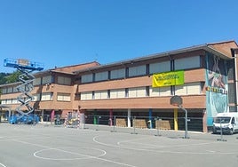 Durante julio, en la cubierta de San Martin Agirre Herri Eskola se han colocado 196 placas solares de la cooperativa Berener.