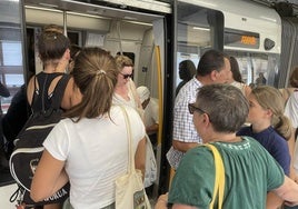 El tren se convierte en el principal medio de transporte para los eibarreses para ir a la playa.