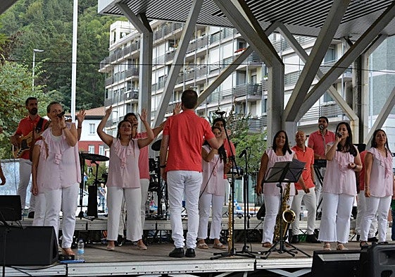 La formación navarra en la última de sus ocho visitas sobre el escenario Biteri plaza.