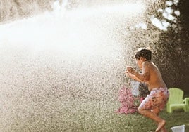 Un nebulizador y aspersores permiten disfrutar de los juegos de agua.