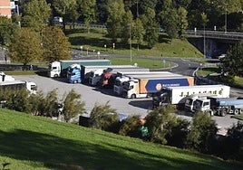 Solar usado actualmente como parking de camiones donde se constuirá el futuro hospital comarcal.