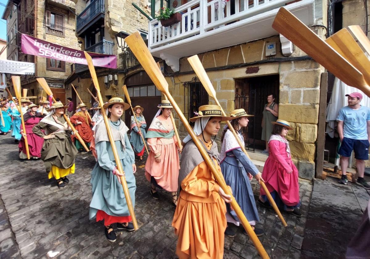 El desfile de bateleras organizado por Yola llenó de alegría y color el casco antiguo.