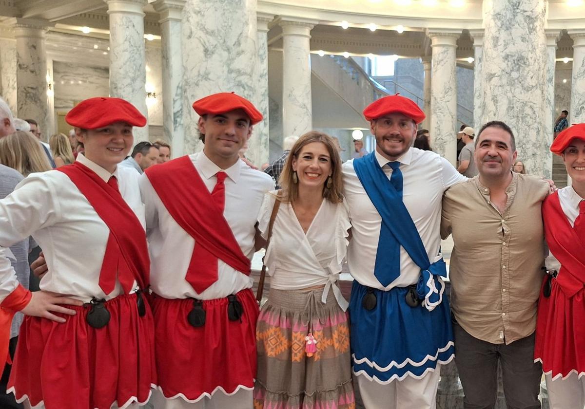 La alcaldesa Izaro Elorza, y el concejal de cultura Iñaki Olalde con los y las dantzaris de la agrupación Oinakari de Boise, y ambos junto a Iñaki Galdos en la presentación de su libro.