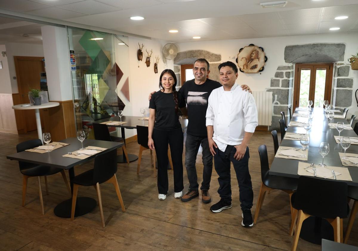 El equipo del Ostatu de Orexa prepara platos riquísimos con joyas de la cocina doméstica.