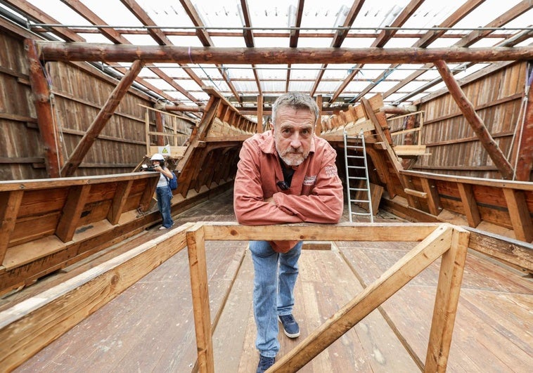 Xabier Agote, en la cubierta de la nao, con el puente de popa al fondo.
