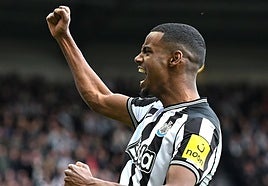 Alexander Isak celebra un gol la pasada temporada.