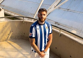 Caleta-Car posa en Anoeta con la camiseta de la Real.