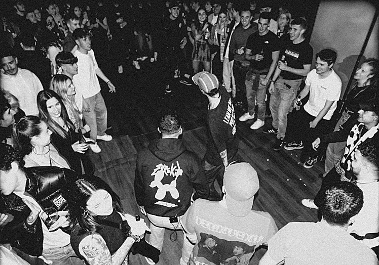 Grupo Etxepe con sudaderas de la firma vasca