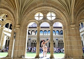 Lasala Dantza Konpainia prestó su espectáculo 'Humana' en el claustro del Museo San Telmo.