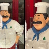 Luisito, la popular figura que preside la entrada de la hamburguesería donostiarra.