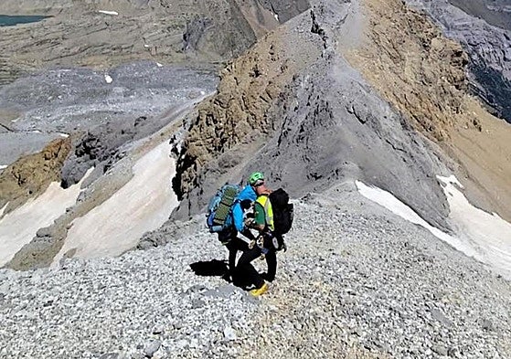 La montañera de Zumaia es atendida en la Brecha de Rolando.