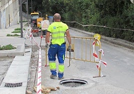 Obras en la calle José Luis Iñarra del barrio de Altamira, donde se el lunes comienzan a asfaltar.