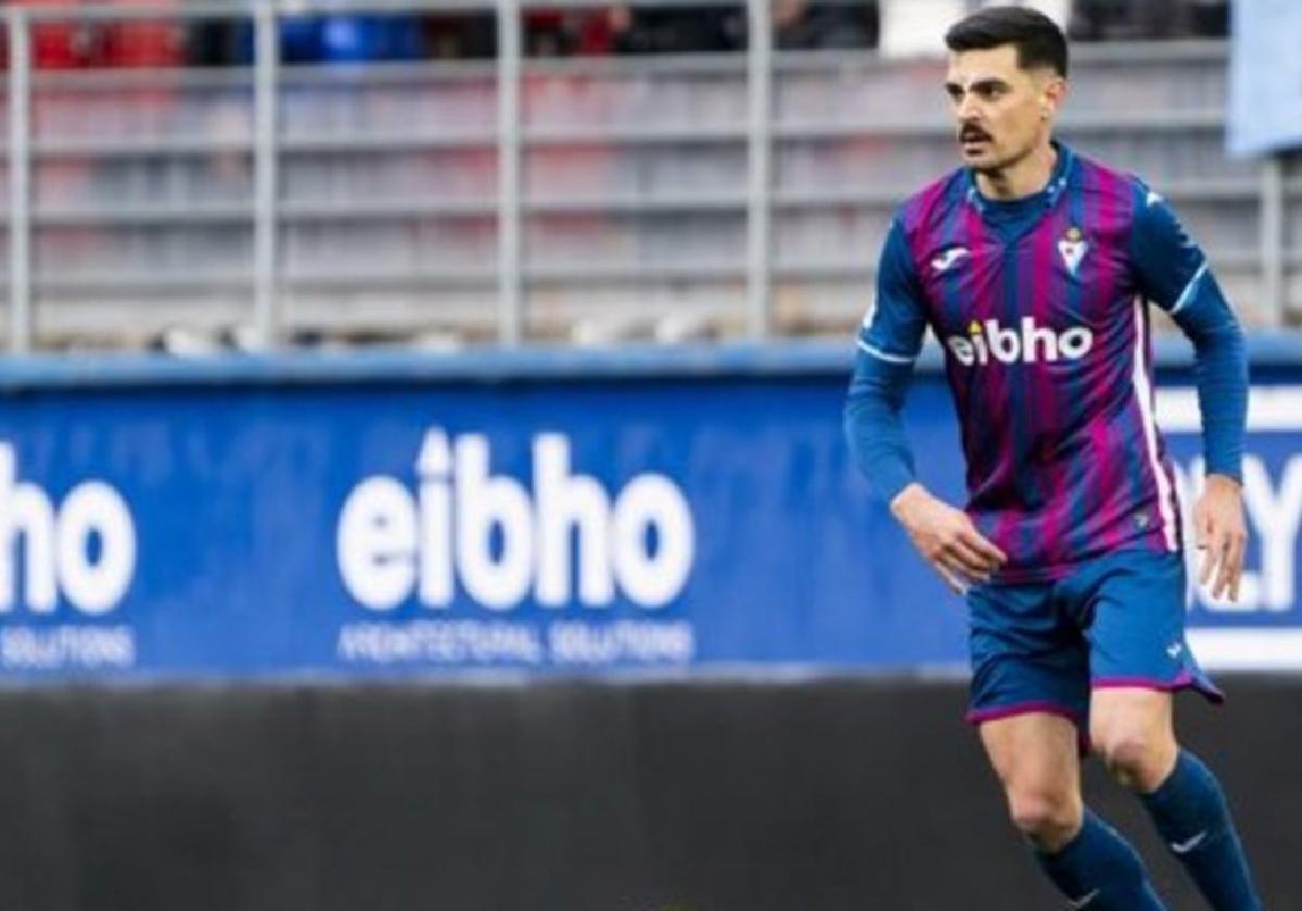 El centrocampista azulgrana Segio Álvarez sigue entrenando con entera normalidad y se hace muy díficil su marcha al Sporting.