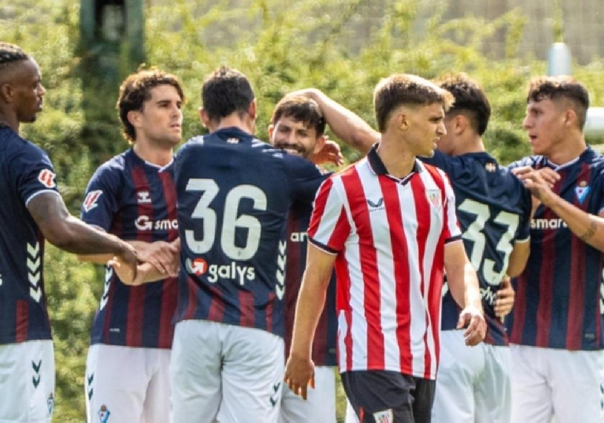 Los jugadores del Eibar felicitan a Ekaitz por su gol.