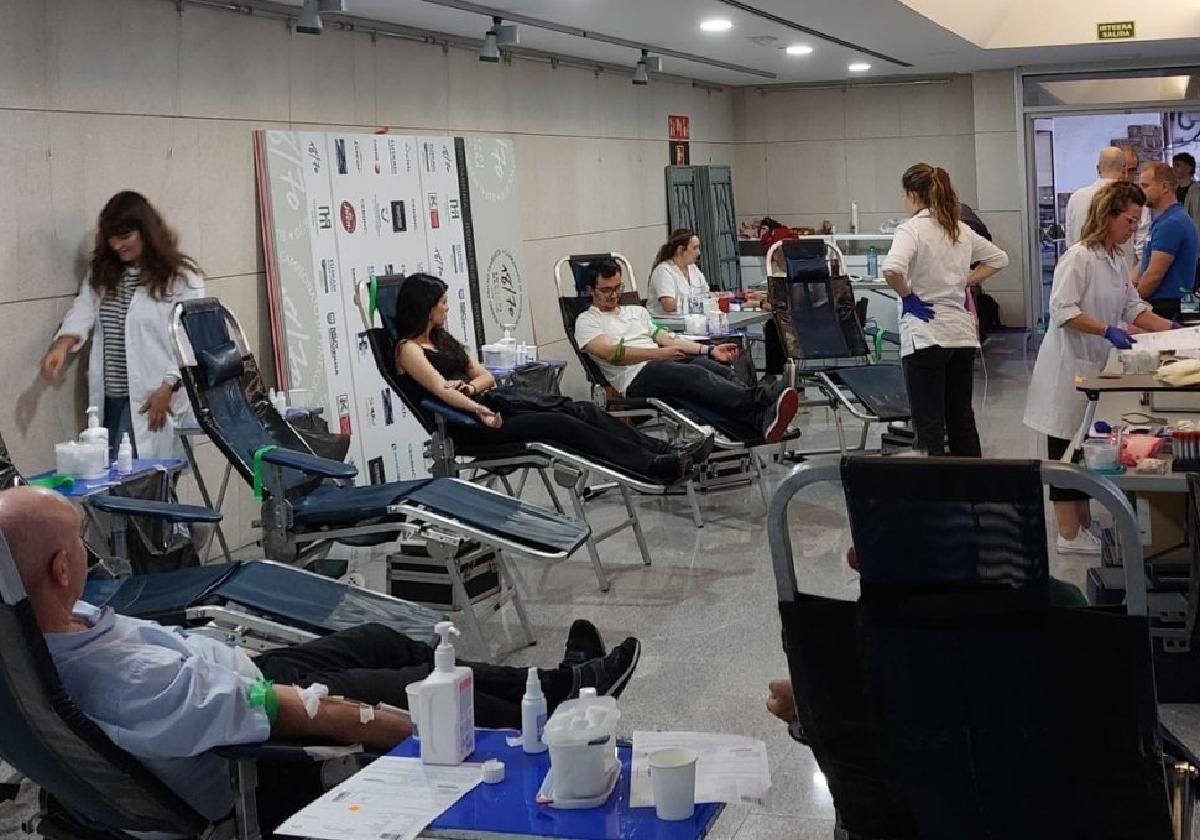 las sesiones de donantes de sangre se celebran los primeros jueves de cada mes en la parte trasera del auditorio.