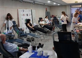 las sesiones de donantes de sangre se celebran los primeros jueves de cada mes en la parte trasera del auditorio.