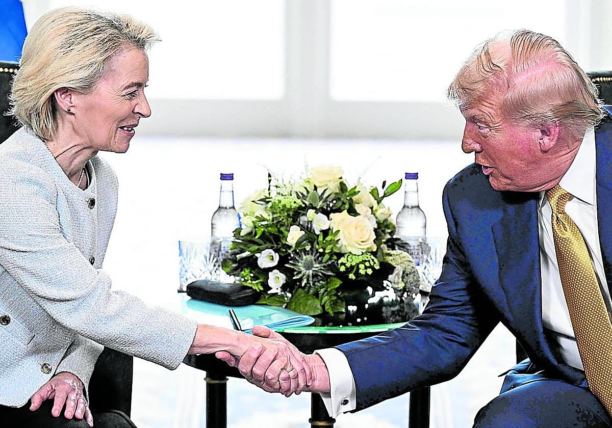 La presidenta de la Comisión Europea, Úrsula Von der Leyen, y el presidente de EE UU, Donald Trump, estrechan las manos tras sellar el acuerdo comercial.