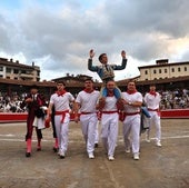 Borja Jiménez culmina su tarde saliendo a hombros de la plaza de toros de Azpeitia.
