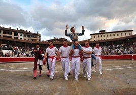 Borja Jiménez culmina su tarde saliendo a hombros de la plaza de toros de Azpeitia.