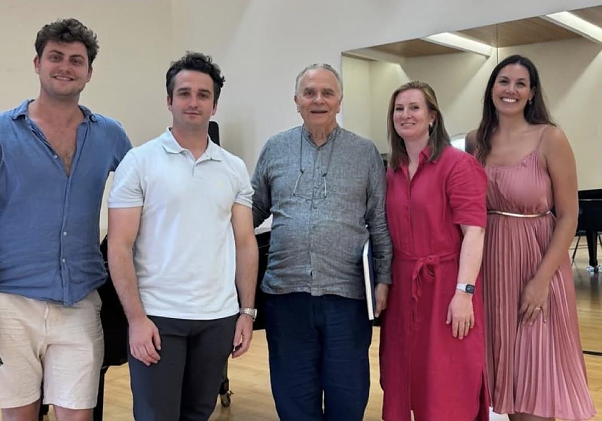 Anduaga y Mark Elder (en el centro) en uno de los ensayos en Valencia.