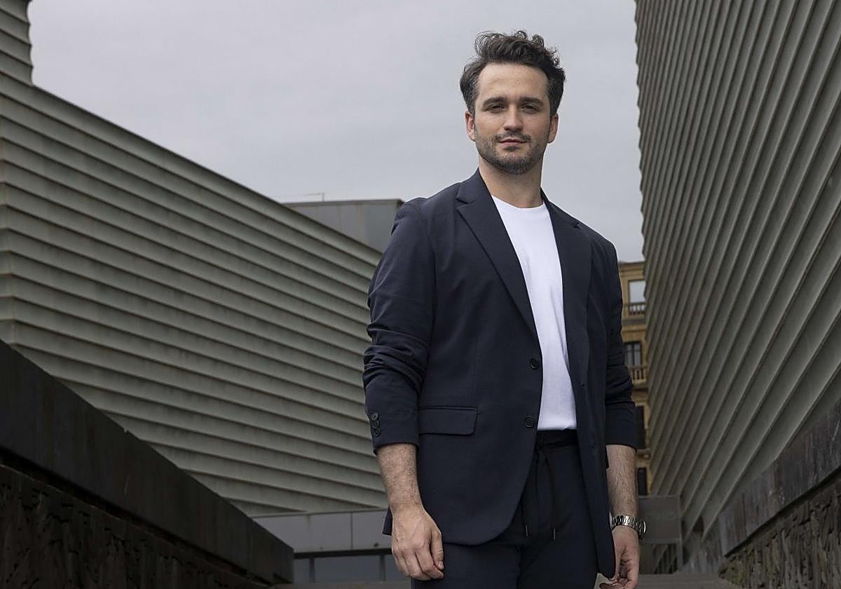 Xabier Anduaga ante el Kursaal donde actuará mañana con el Orfeón Donostia y la Orquesta de la Comunitat de Valencia.