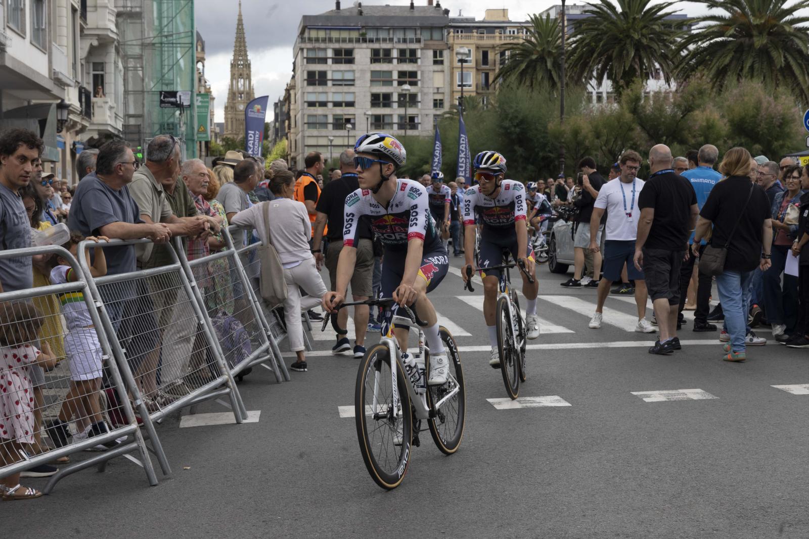 La salida de la Clásica San Sebastián 2025, en imágenes