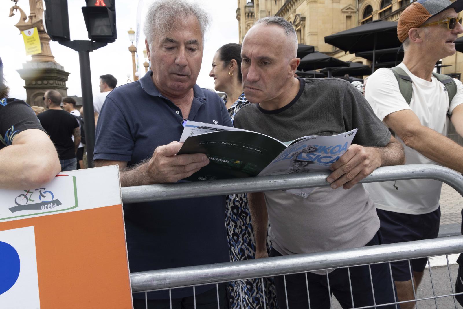 La salida de la Clásica San Sebastián 2025, en imágenes