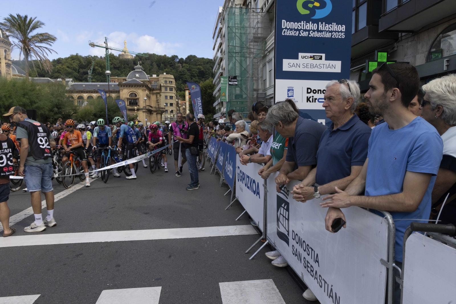 La salida de la Clásica San Sebastián 2025, en imágenes
