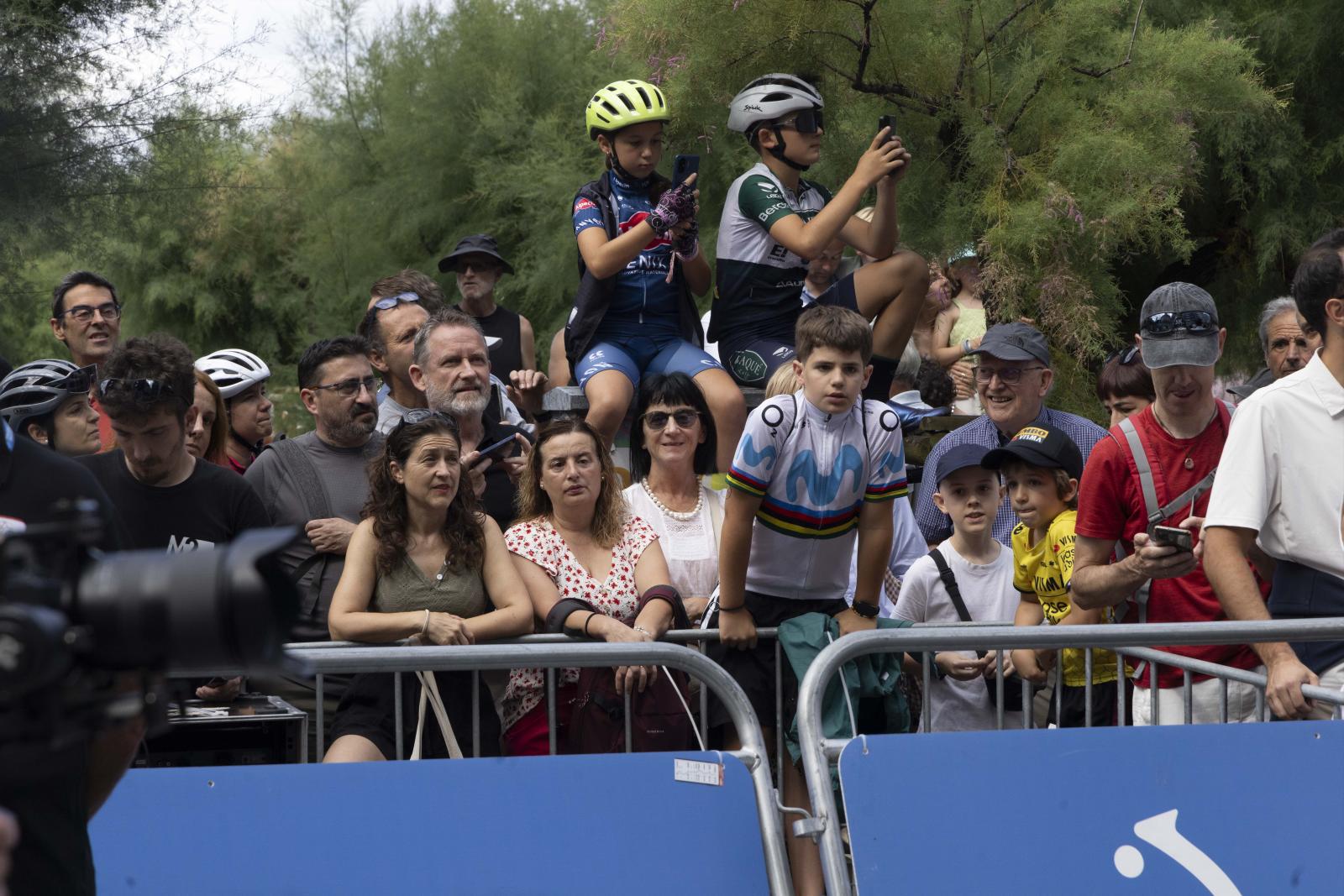 La salida de la Clásica San Sebastián 2025, en imágenes