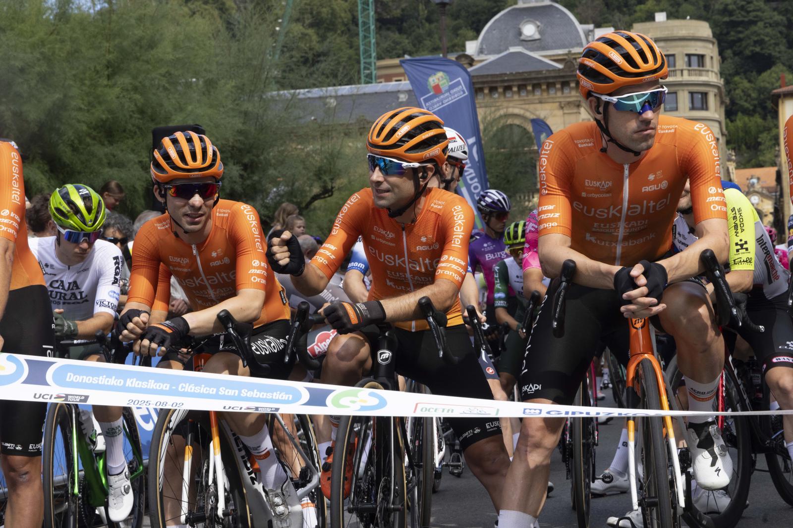 La salida de la Clásica San Sebastián 2025, en imágenes
