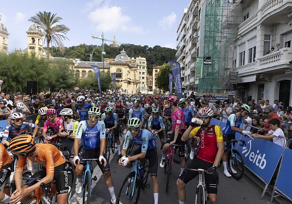 La salida de la Clásica San Sebastián 2025, en imágenes