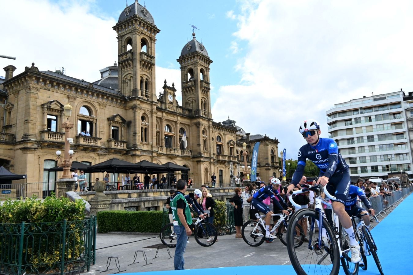 La salida de la Clásica San Sebastián 2025, en imágenes