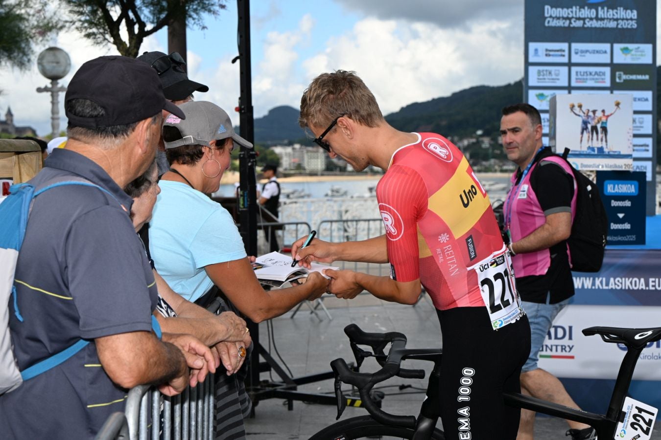 La salida de la Clásica San Sebastián 2025, en imágenes