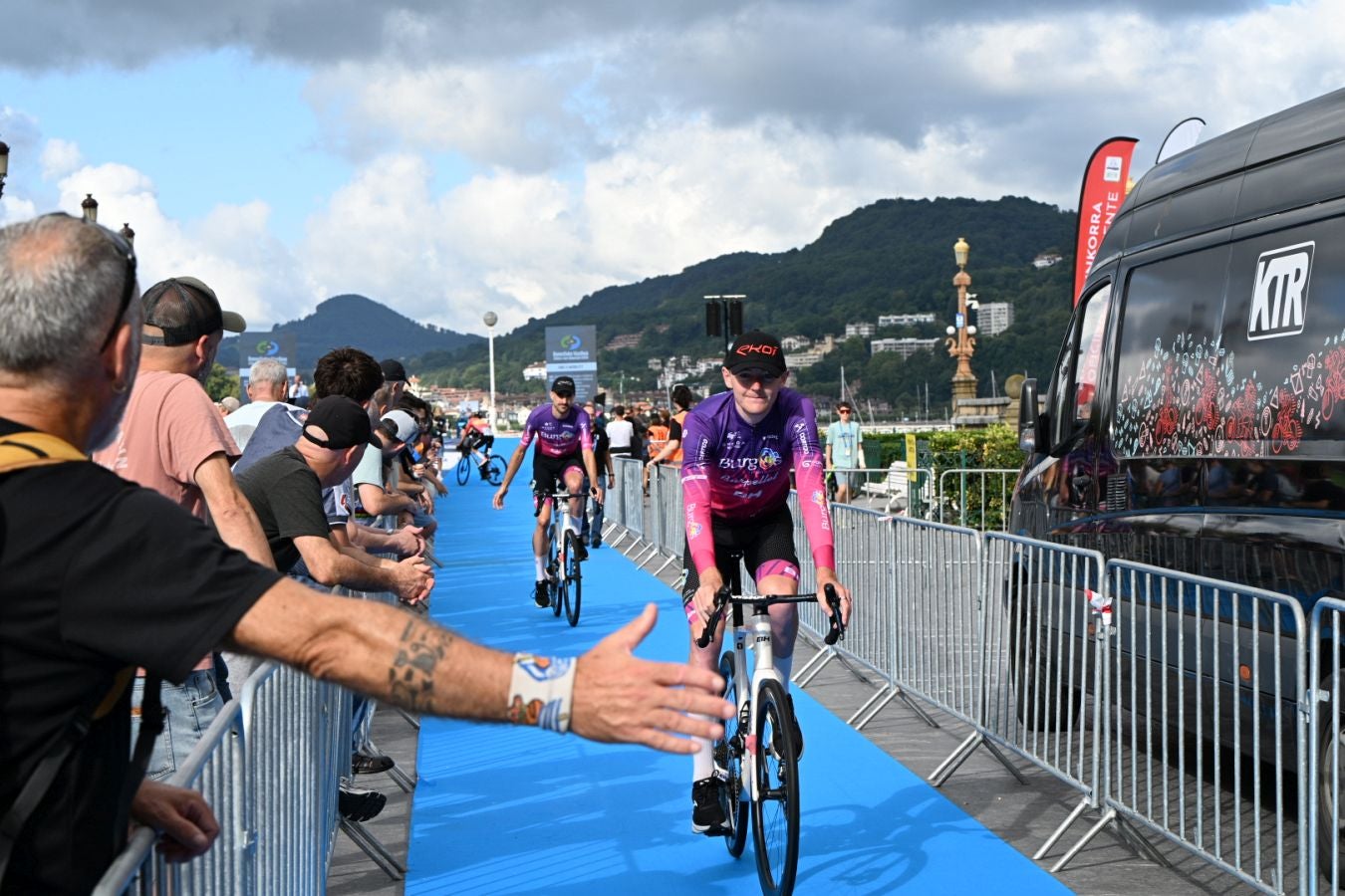 La salida de la Clásica San Sebastián 2025, en imágenes