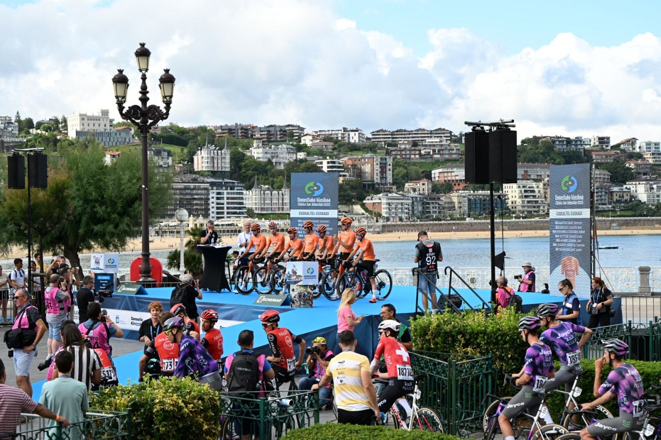 La salida de la Clásica San Sebastián 2025, en imágenes