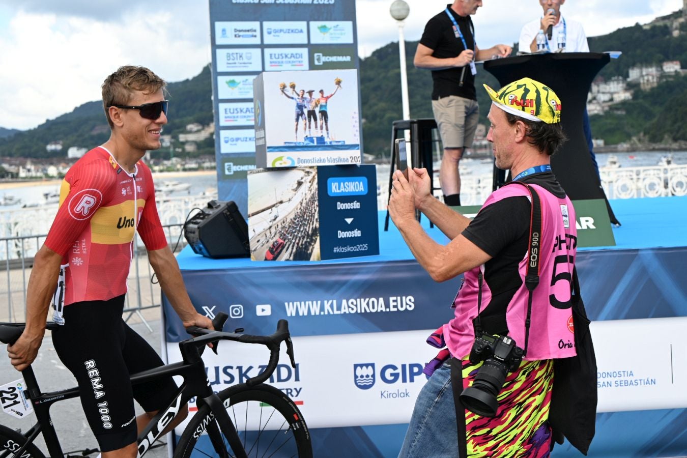 La salida de la Clásica San Sebastián 2025, en imágenes