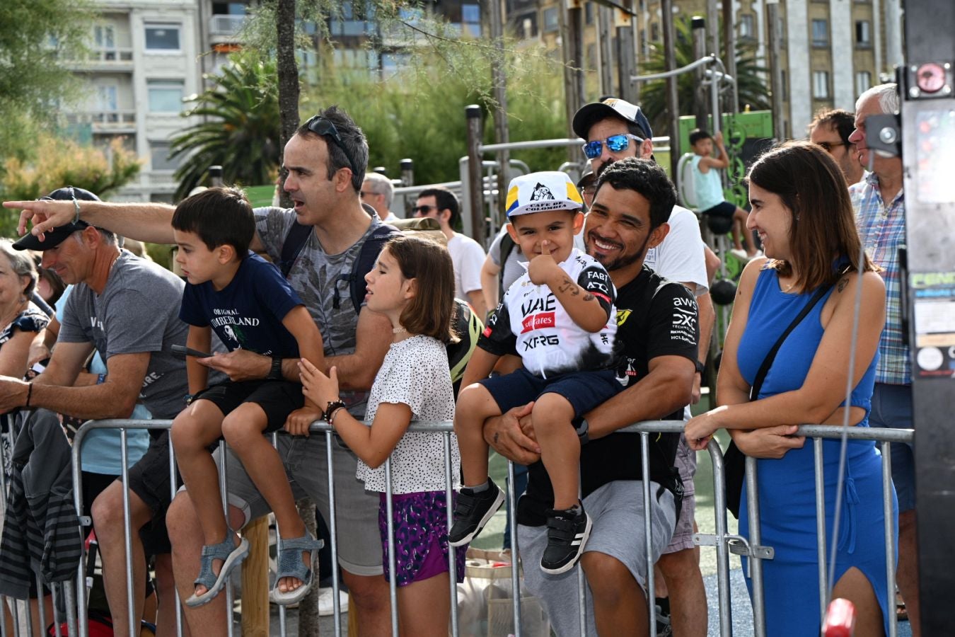 La salida de la Clásica San Sebastián 2025, en imágenes