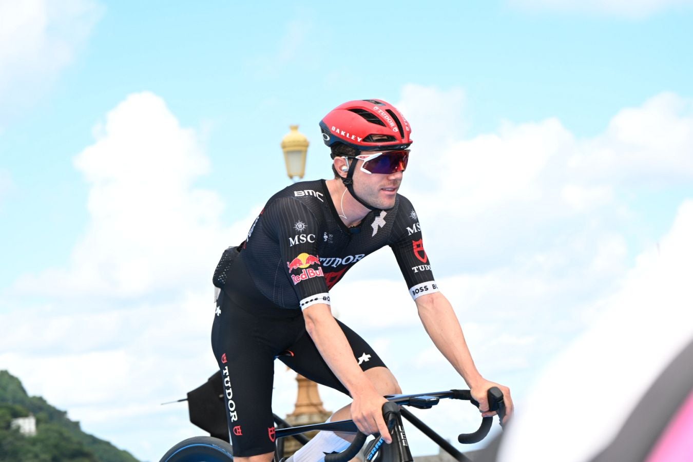 La salida de la Clásica San Sebastián 2025, en imágenes