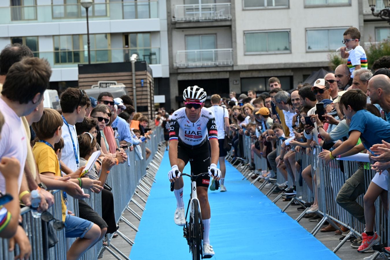 La salida de la Clásica San Sebastián 2025, en imágenes