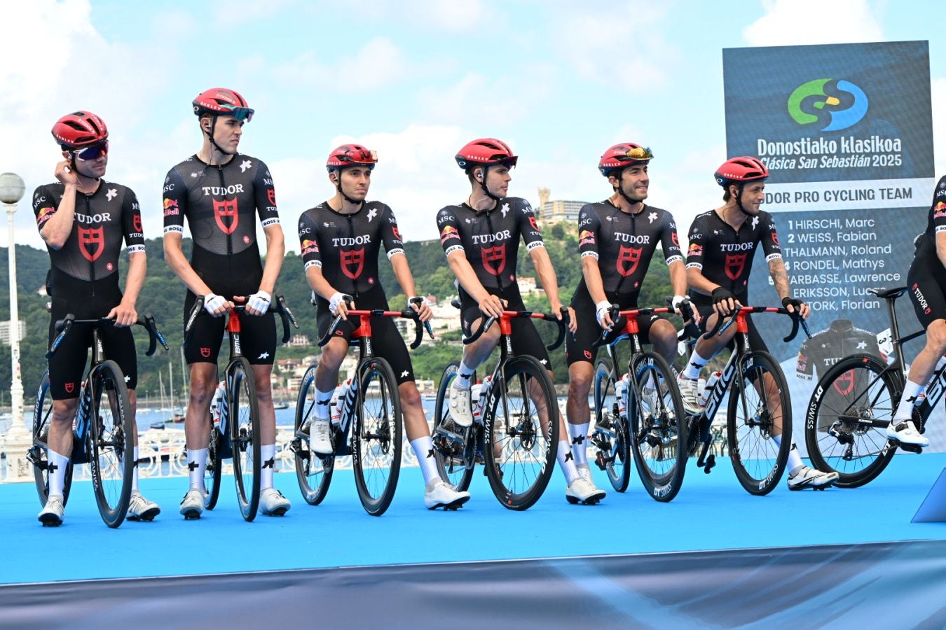 La salida de la Clásica San Sebastián 2025, en imágenes