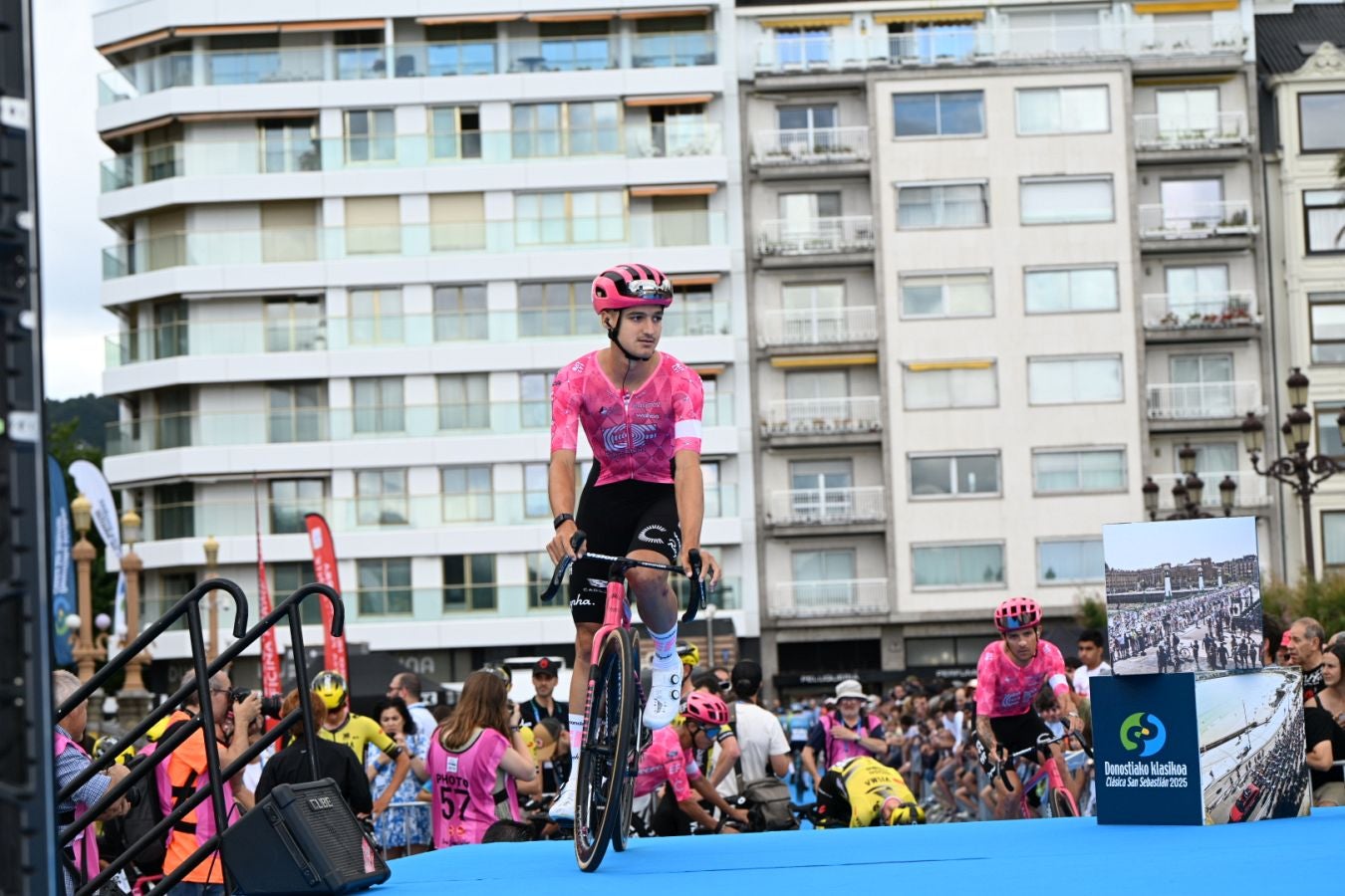 La salida de la Clásica San Sebastián 2025, en imágenes