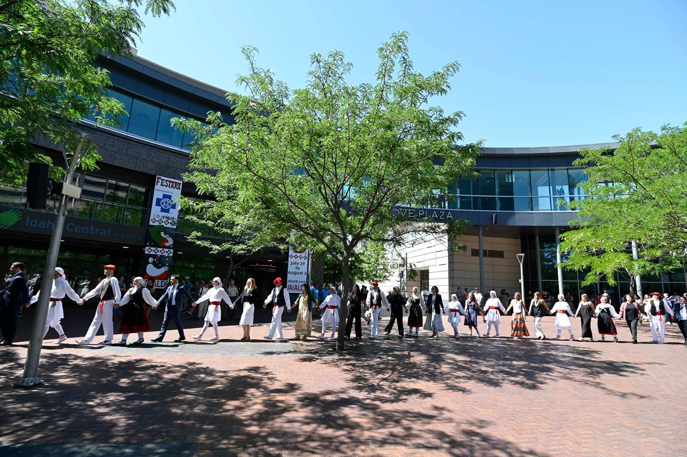 Carmelo Larrauri recibe el premio &#039;Lagun Onari&#039;
