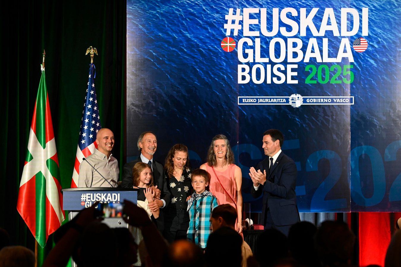 Carmelo Larrauri recibe el premio &#039;Lagun Onari&#039;