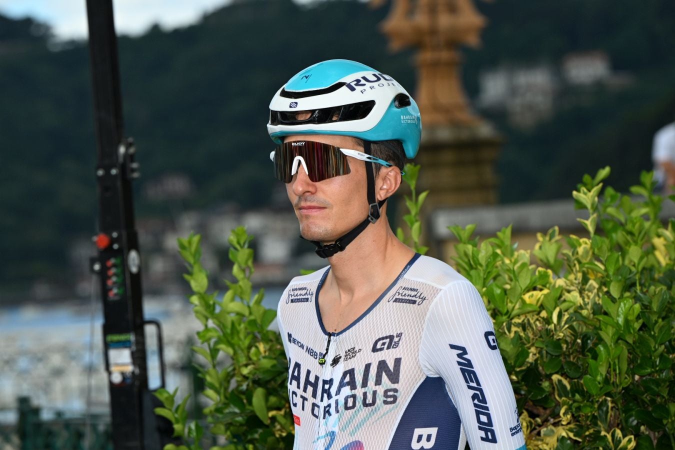 La salida de la Clásica San Sebastián 2025, en imágenes