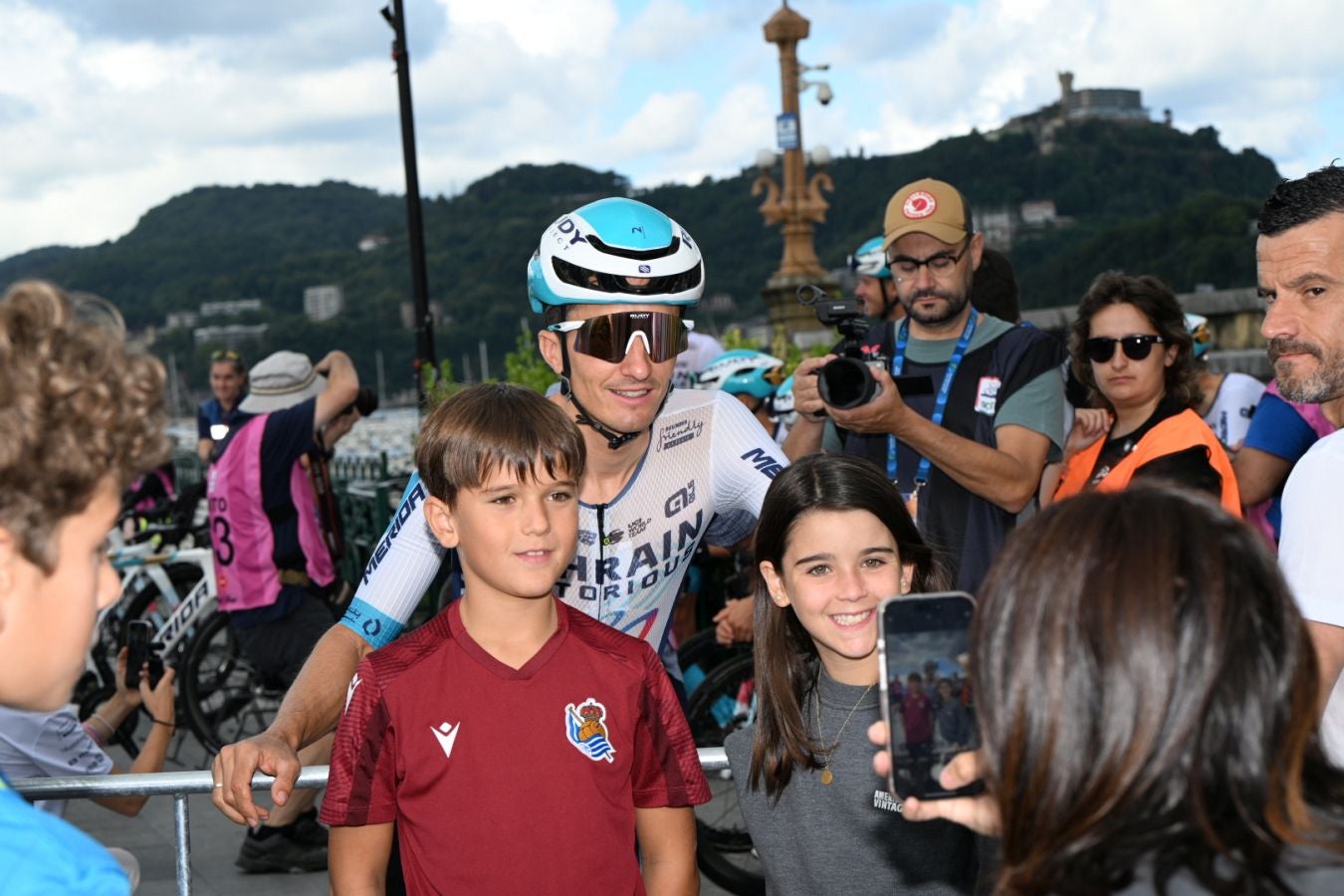 La salida de la Clásica San Sebastián 2025, en imágenes