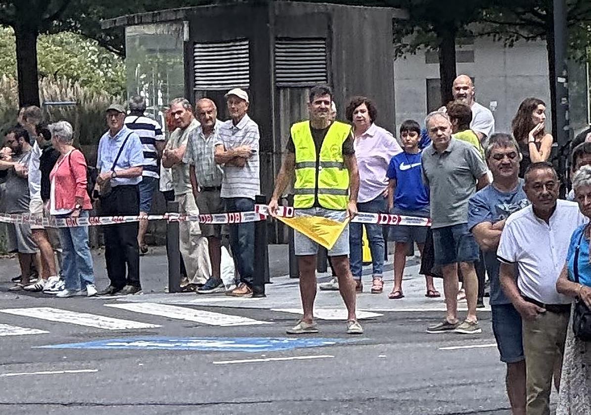 Abraham Olano, con chaleco reflectante, como voluntario de la Clásica.