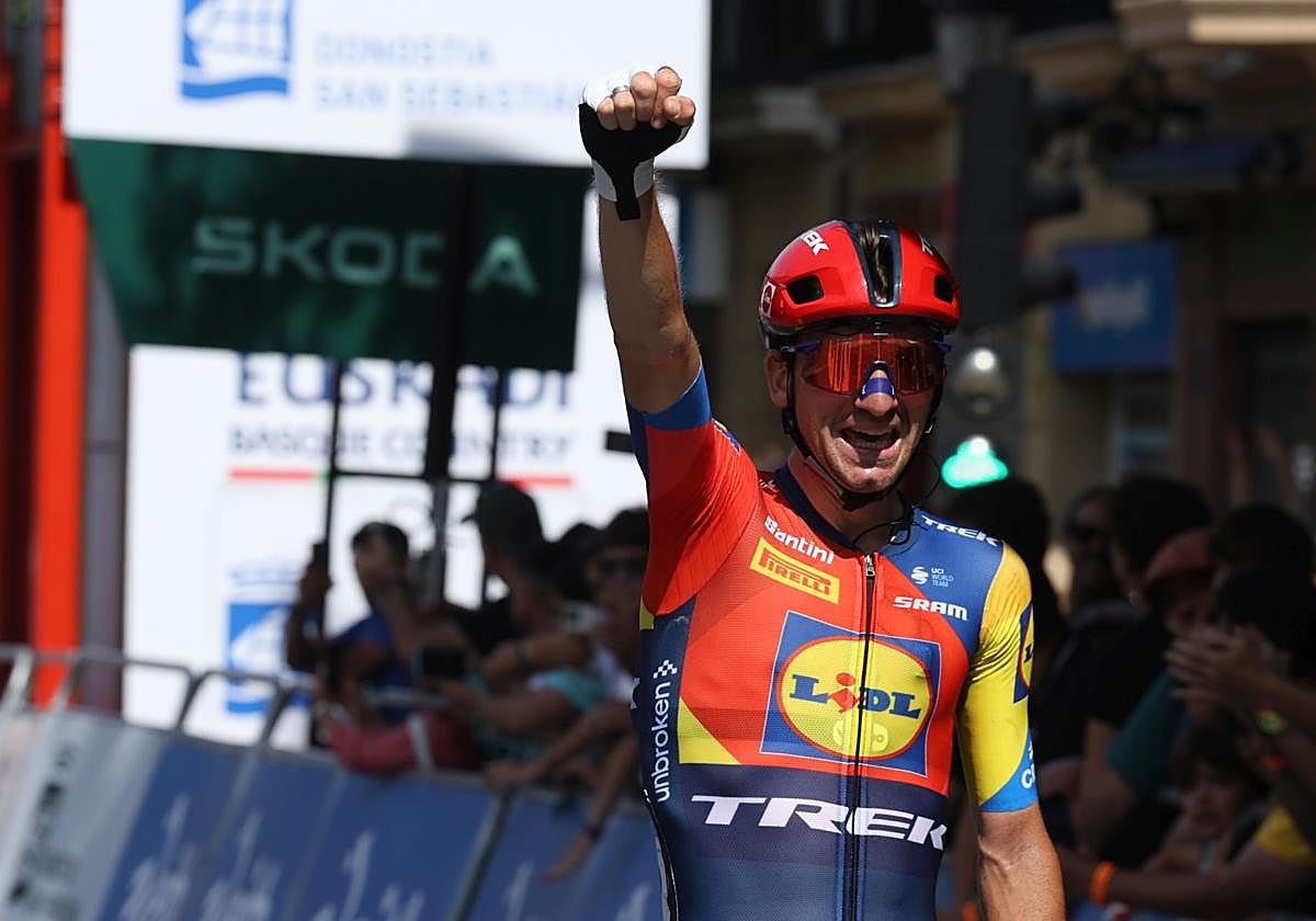 Ciccone alza los brazos, señal de victoria, en la meta del Boulevard.